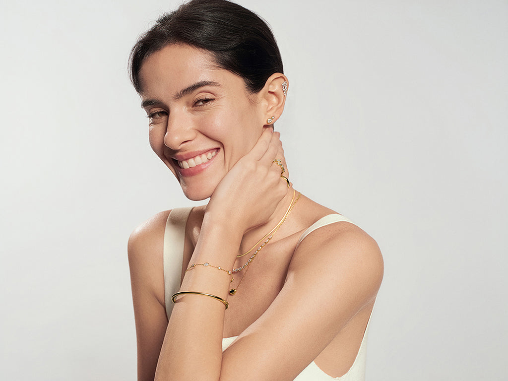 Gold Round & Teardrop Bezel Station Bracelet – model view