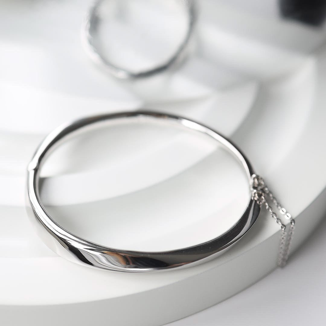 Bevel Cirque Hinged Bangle