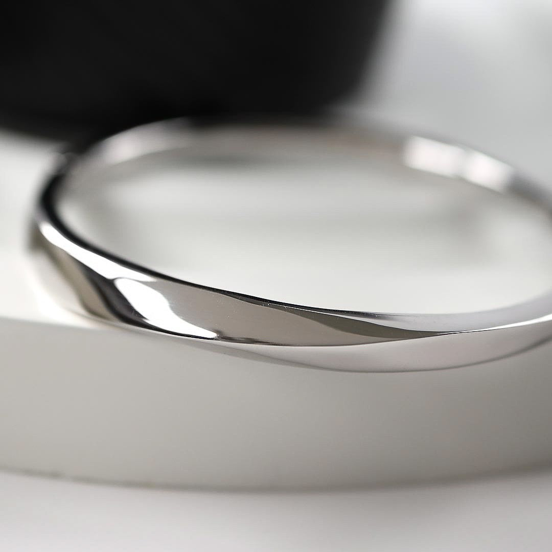 Bevel Cirque Hinged Bangle