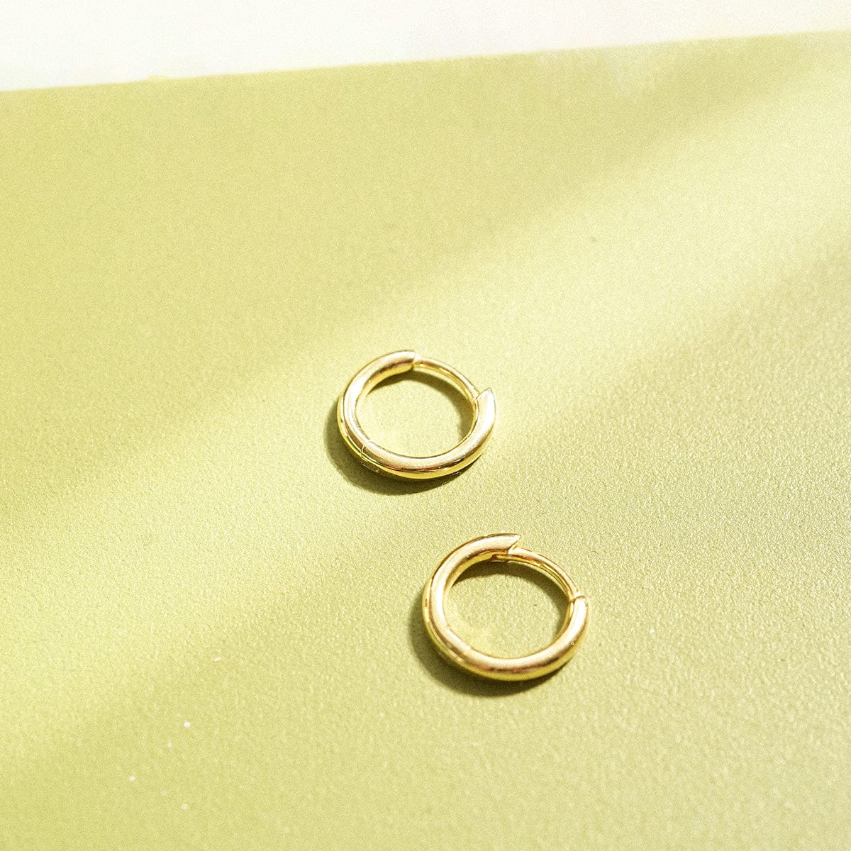 Polly Maxi Huggie Earrings - Gold